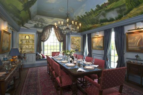Tavanda sanat eserleri bulunan büyük yemek odası