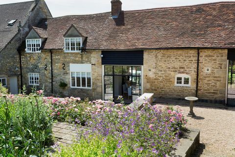 Oxfordshire'da satılık içinde oyulmuş nadir cadı işaretleriyle ikinci derece koruma altındaki kır evi