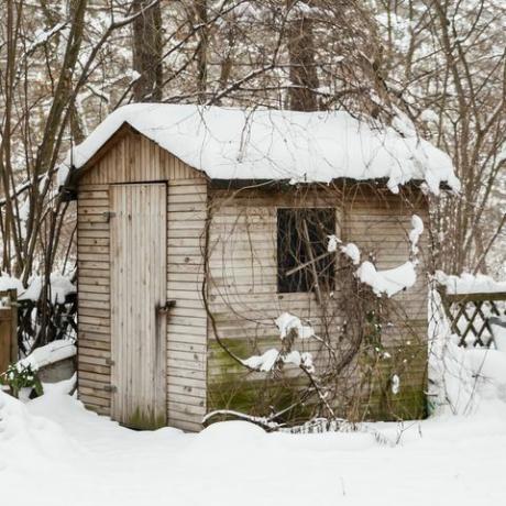 gartenschuppen mit schnee im winter, kışın bir bahçede karlı kulübe