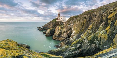 Baily deniz feneri, Howth, County Dublin, İrlanda, Avrupa. Cliff ve gündoğumu deniz feneri panoramik manzaralı.