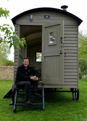 Eski Başbakan David Cameron, 25.000 £ değerinde olduğu düşünülen tasarımcı bahçe kulübesi - bir çoban kulübesi - satın aldı