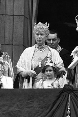 ingiliz kraliyet ailesi tebaasını buckingham sarayının balkonundan George'un taç giyme töreninde soldan sağa kraliçeden selamlıyor elizabeth, prenses elizabeth, kraliçe mary, prenses margaret ve kral george vi 12 mayıs 1937 fotoğraf © hulton deutsch collectioncorbiscorbis via getty Görüntüler