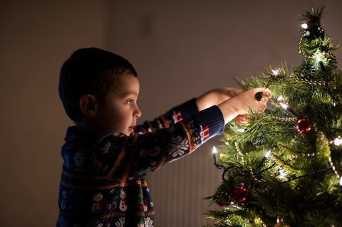 Çocuk evde bir Noel ağacı süsleme