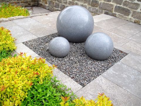 Taş topları ile bahçe tasarımı