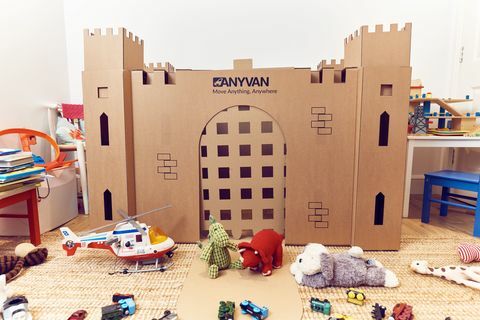 Kaldırma şirketi AnyVan.com, çocuklar ve ebeveynler için hareket etmeyi kolaylaştırmak için çeşitli karton kaleler piyasaya sürdü