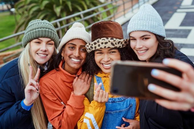 Meksika'da tatildeyken mutlu, selfie ve kız arkadaşlar şehirde birlikte seyahat ediyor çeşitlilik, gülümseme ve tatil gezisinde sosyal medyada paylaşmak için telefonda eğlenceli fotoğraflar çeken genç kadınlar