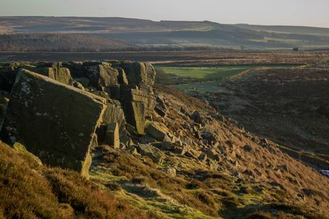 Birleşik Krallık'ın en yoğun bölgesindeki bordür kenarında bir kaya yüzü dahil yatay görünüm
