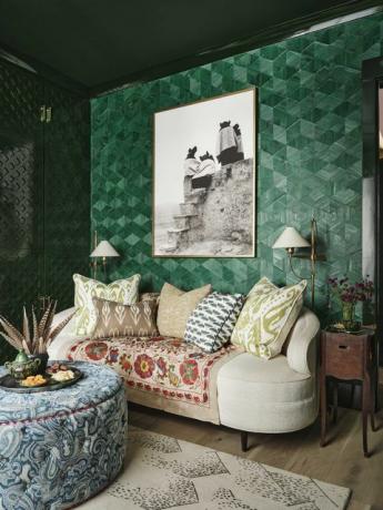 okuma köşesi, okuma kanepesi, yeşil duvar kağıdı, yeşil ve mavi dekoratif minderler