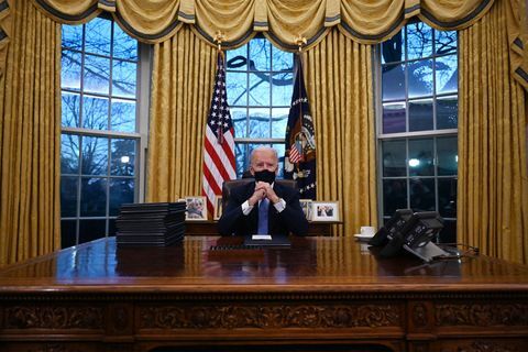 Başkan Joe Biden açılış gününde oval ofiste