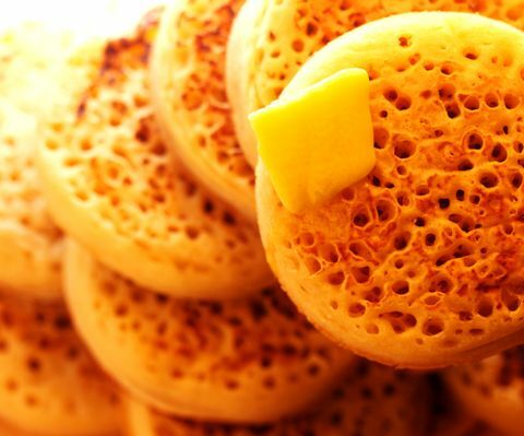 Crumpets yığını üzerinde erime tereyağı