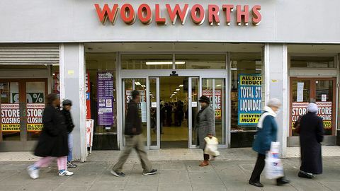 Alışveriş yapanlar bir Woolworths mağazasının önünden geçer
