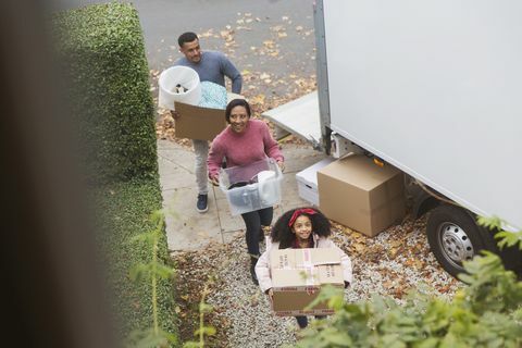 Yeni eve taşınma, minibüs taşıma kutuları taşıyan aile
