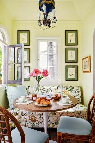 Kevin isbell, kahvaltı köşesi, masa, ahşap sandalyeler, yeşil boyalı duvarlar
