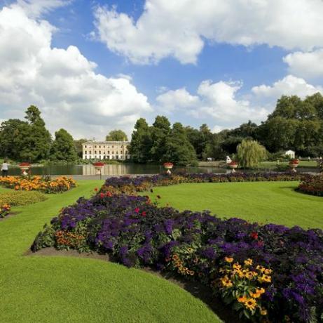 göle bakan güzel bakımlı kew botanik bahçelerinde renkli çiçek tarhları, richmond on thames, surrey, ingiltere