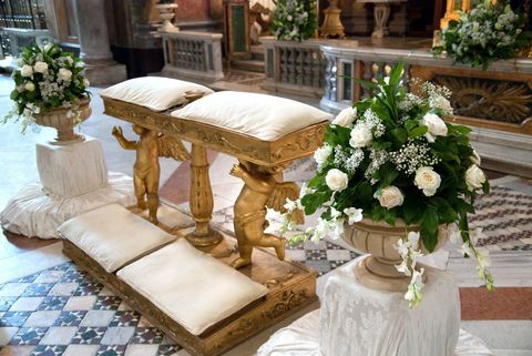 Düğün kilise çiçekler, süs eşyaları ve yastıklar