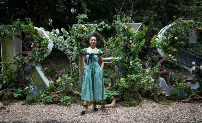 bahçıvan ve çiçek tasarımcısı Hazel Gardiner, tasarladığı ikonik rhs harfleriyle poz veriyor