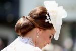 Kate Middleton, Royal Ascot'ta Beyaz Dantelli Alexander McQueen Elbisesi Giyiyor