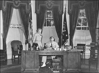 Beyaz Saray'ın oval ofisindeki hoover çalışma masası