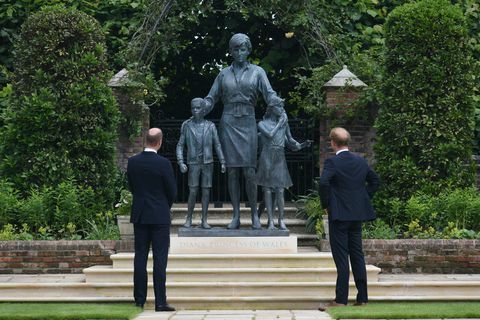 prens william ve prens harry prenses diana heykelinin önünde duruyor