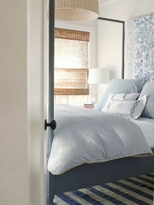 çizgili halı ve wallcovering ile mavi ve beyaz konuk yatak odası