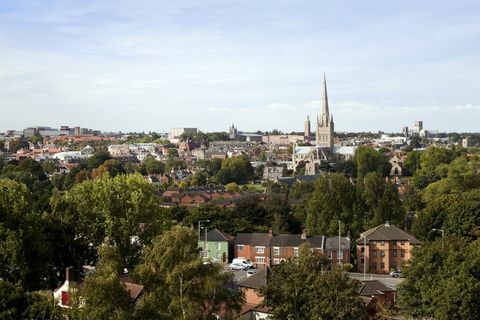 norfolk, ingiltere'deki norwich şehrinin, mousehold heath'den bir görünüşü, burada görülen ana simgesel yapılar soldan sağa, st peter mancroft kilisesi, norwich belediye binası, norwich katedrali ve norwich roma katolik katedrali birçok antik yapı da olabilir görüldü