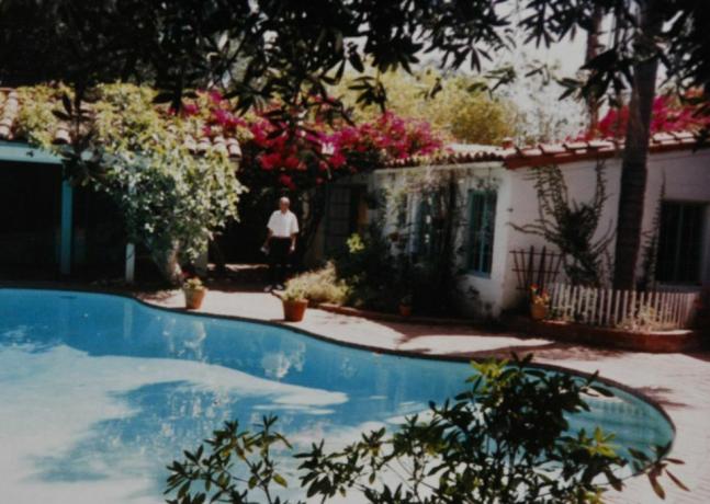 marilyn monroe'nun havuzunun ve arka bahçesinin, brentwood'daki evin sahibi olduğu zamanki haliyle çekilmiş bir fotoğrafı