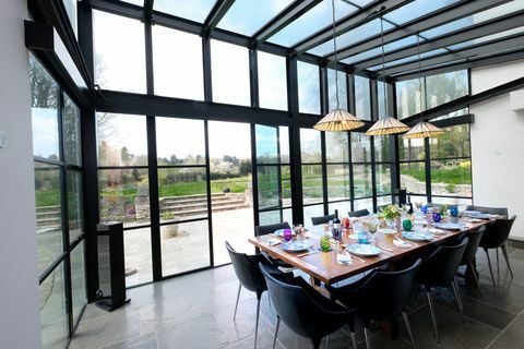 Rowood Farmhouse - IQ Glass UK: Bu çift yükseklikte Mondrian cam kutu uzantısı yeni, iyi aydınlatılmış bir yemek alanı yaratıyor. Her iki tarafta sabit camlı Mondrian kanatlı kapılar, geleneksel bir cam kutu oluşturmak için yatay cam çubuklarla monte edildi.
