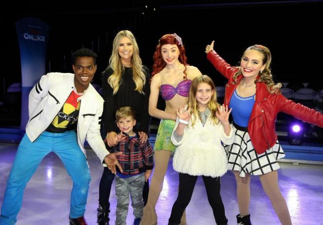 disney on ice, mickey'nin arama partisi tatil ünlü paten etkinliğini sunar