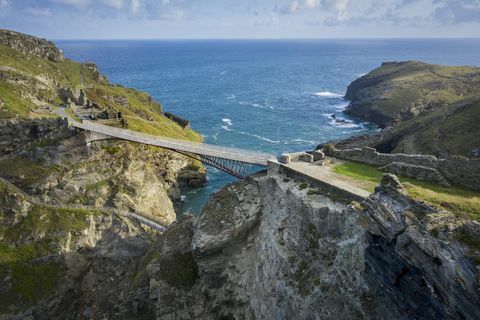 tintagel kalesindeki yeni yaya köprüsü, mısır duvarı fotoğrafı, david levene 6819