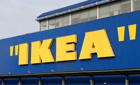 Wembley Londra'daki IKEA Mağazası, lansmanını işaretlemek için ikonik işaretinin etrafına tırnak işaretleri koydu. tasarımcı Virgil Abloh ile birlikte yapılan ve merakla beklenen MARKERAD koleksiyonu