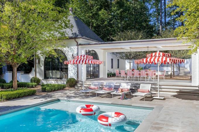 Atlanta'daki 2.000 metrekarelik havuz evi, Charlotte Lucas tarafından tasarlandı, Şemsiyeler, Santa Barbara Tasarımları, Ulaşılabilir Şezlonglar, Destek ve Sandalye Minderi Kumaşı, Port Royal Şerit, Brunschwig Fils