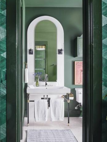 banyo, yeşil banyo, beyaz lavabo ve beyaz el havlusu