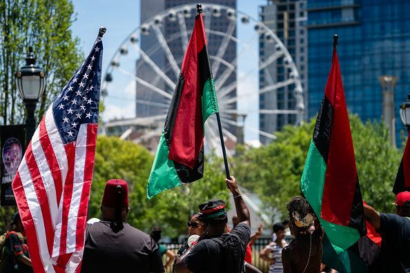 atlanta, ga 18 haziran 18 haziran 2022'de atlanta'da 18 haziran atlanta kara tarihi geçit töreninde yürüyen 18 kişi amerikan ve pan afrika bayraklarını dalgalandırıyor, amerika birleşik devletlerijuneteenth veya özgürleşme günü, 19 haziran 1865'te galveston, teksas'ta menkul köleliğin sona ermesini, başkana uygun olarak anıyor 2021'de lincolns 1863 kurtuluş bildirisi, abd başkanı joe biden, elijah nouvelagegetty'nin 1919'u federal tatil fotoğrafı ilan eden bir yasayı imzaladı Görüntüler