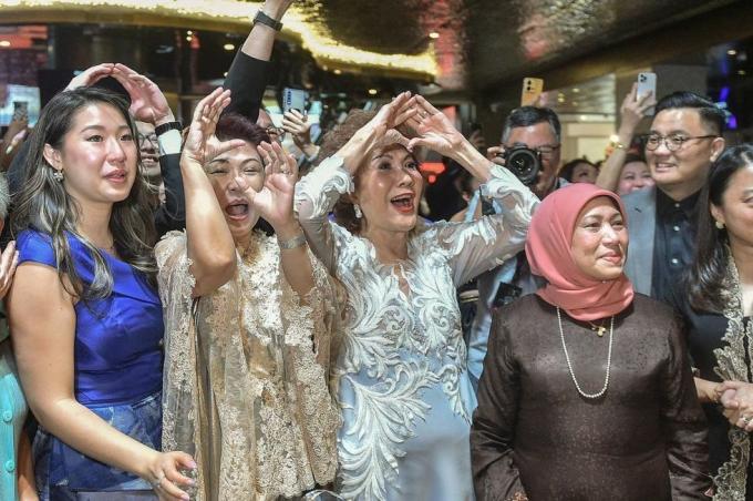 Aktris Michelle Yeoh'un annesi Janet Yeoh C, kızının 95. los angeles'taki akademi ödülleri, 13 mart 2023'te kuala lumpur'daki bir etkinlikte photo by arif kartono afp photo by arif kartonoafp via getty Görüntüler