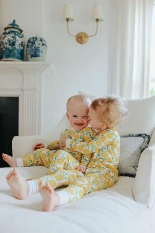 pijamalı iki çocuk