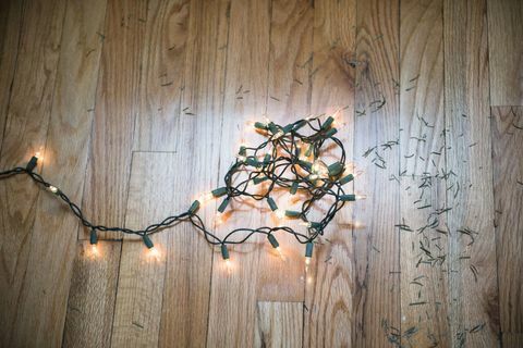 Noel ağacı çam iğneleri ile katta dize ışıklar