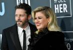 Kelly Clarkson'ın Hayranları, Eski Eşi Brandon Blackstock'u Gösteri Sırasında "Sürüklediğini" Söyledi