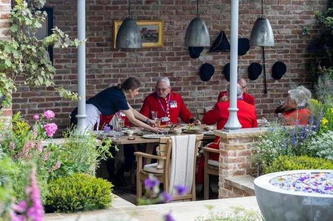 chelsea emeklileri savills show garden rhs sponsorluğunda mark gregory tarafından tasarlanan savills bahçesinde yemek yiyor chelsea çiçek gösterisi 2023 stand no 324