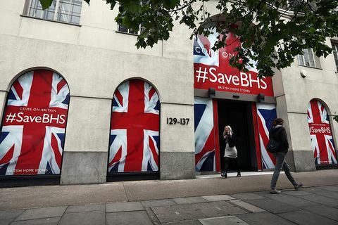 İnsanlar 2 Haziran 2016 tarihinde Londra, İngiltere'deki İngiliz Ev Mağazaları merkezini geçti. BHS için kurtarma teklifi 88 yaşındaki işi ve 11.000 çalışanını yöneticiler, hastalıklı cadde için potansiyel alıcılar aramaları sonuçlandıktan sonra tehlike Zincir.