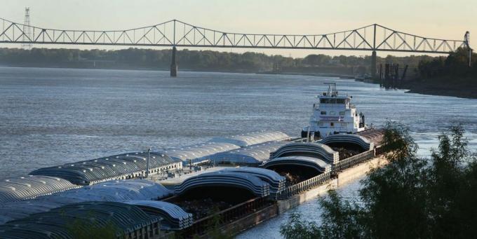 Mississippi nehri havzasındaki kuraklık hayati öneme sahip mavna trafiğini yavaşlatıyor