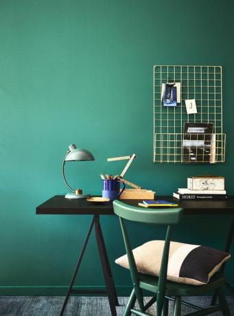 bir masanın ve yeşil bir sandalyenin arkasındaki yeşil deniz mavisi duvarlar, zengin ofis, zengin deniz mavisi pratik bir çalışma alanına sakinleştirici ve şık bir arka plan oluşturur