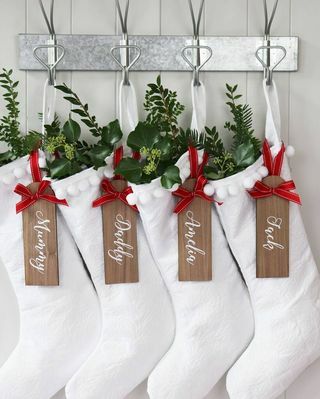 Kişiselleştirilmiş Ahşap Etiketli Saf Beyaz Santa Çorabı