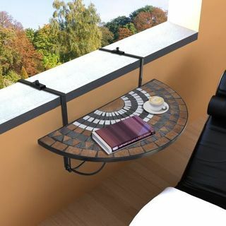 Balkon masa pişmiş toprak ve beyaz mozaik asılı