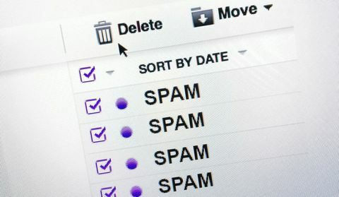 Spam ile dolu bir e-posta hesabı gösteren bilgisayar ekranı