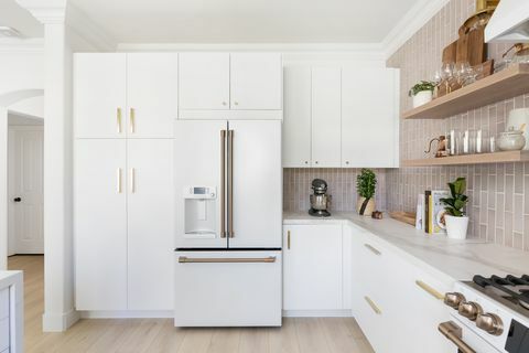 beyaz mutfak dolapları ve buzdolabı ve dondurucu