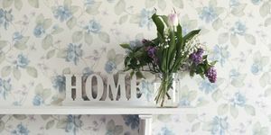 Çiçek vazo evde işareti ile raf