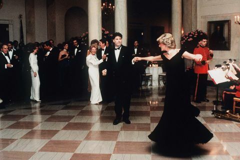 washington, dc kasım 09 diana, galler prensesi, gece yarısı mavisi kadife giyen, victor edelstein tarafından tasarlanan, omuzları açık gece elbisesi tarafımızdan izleniyor. Başkan ronald Reagan ve First Lady Nancy Reagan, 9 Kasım 1985'te Washington'da Beyaz Saray'da John Travolta ile dans ederken, DC fotoğrafı Anwar Hussein telgraf