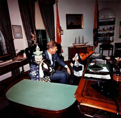 cecil Stoughton tarafından çekilen bu fotoğraf, caroline kennedy ve john f kennedy, jr ziyaret eden başkan john f kennedy'yi cadılar bayramında oval ofiste kostümleriyle gösteriyor