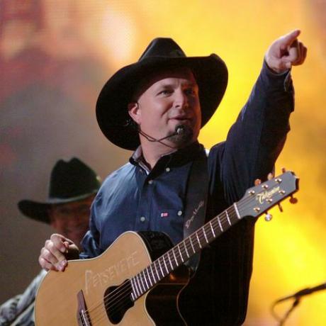 garth brooks 39. yıllık cma ödüllerinde iyi bir sürüş kovboyu sergiledi garth brooks new york city, new york, amerika birleşik devletleri'nde times square'de performans sergiledi photo j kempinfilmmagic