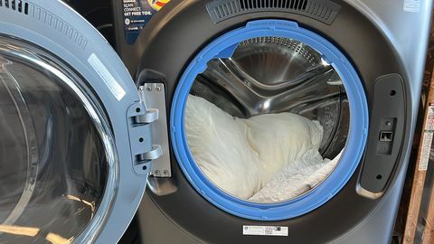 kümes evini test etmek için bir çamaşır makinesinde yastık ve örtü iyi orijinal yastık incelemesi